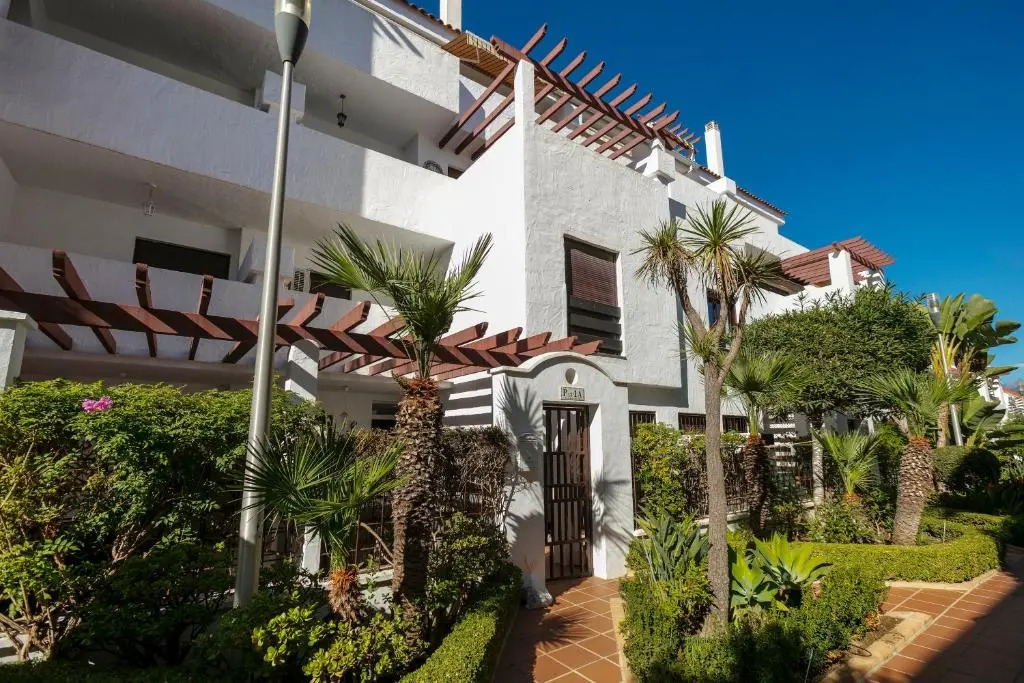 FIVE STAR 3 bedroom Apt in ideal location - RDR237