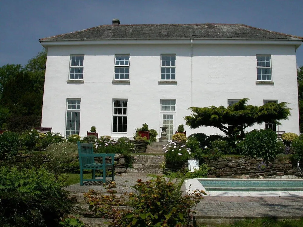 Self Catering Apartment in Mansion House in Beautiful Gardens With Pool