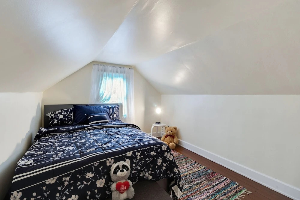 Amazing Centrally Located Apt Combo Near Uc, Hospital And Zoo! 2 Bedroom Apts by Redawning