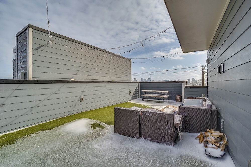 Rooftop Deck! Centrally Located Nashville Townhome