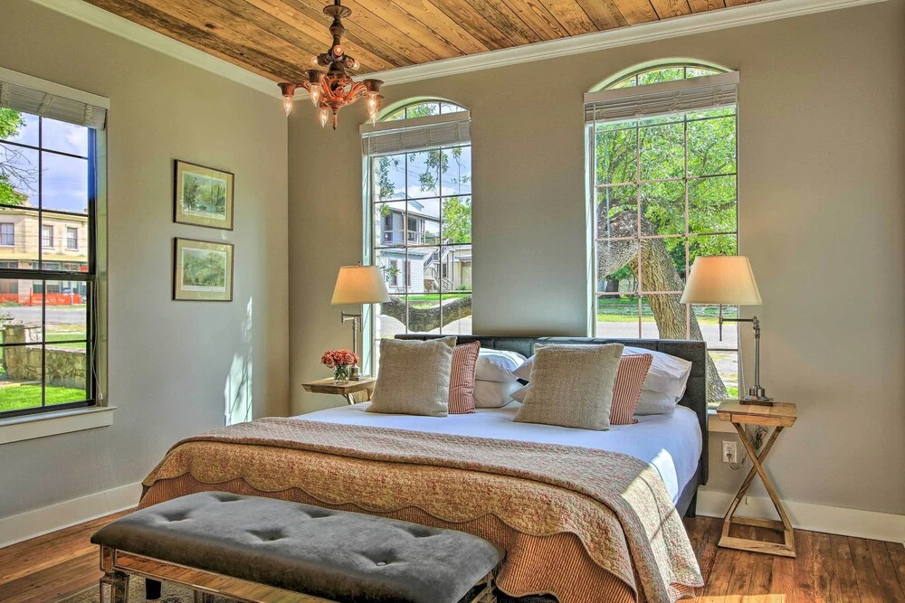 Beautiful Hill Country Cottage - Walk to Downtown!
