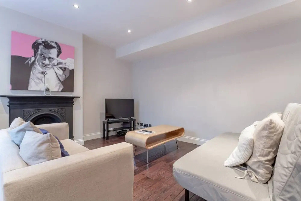 Stylish 2 Bedroom Flat With Large Garden
