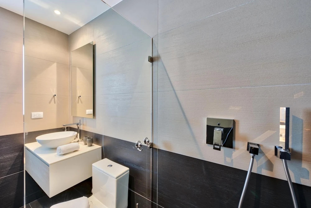 Contemporary Condo, Walk to Beach, Shops, Restaurants, AC, Free Wifi, Pool