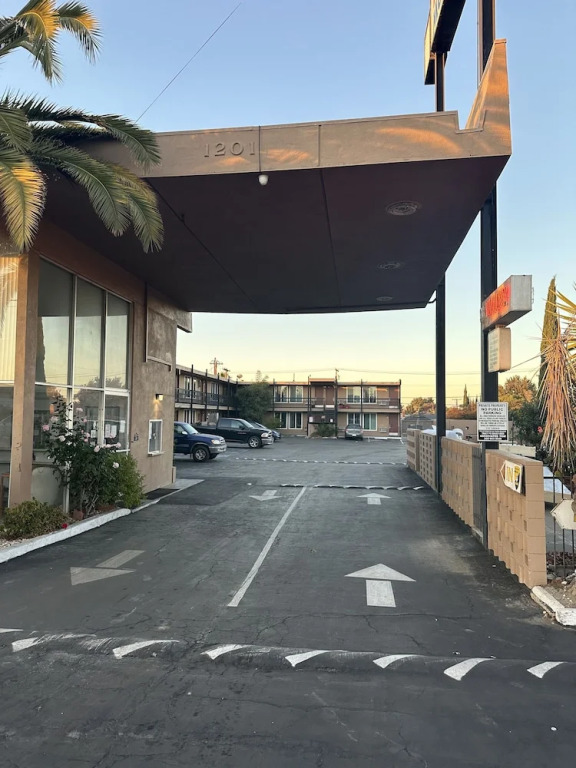 ROYAL MOTEL TRACY
