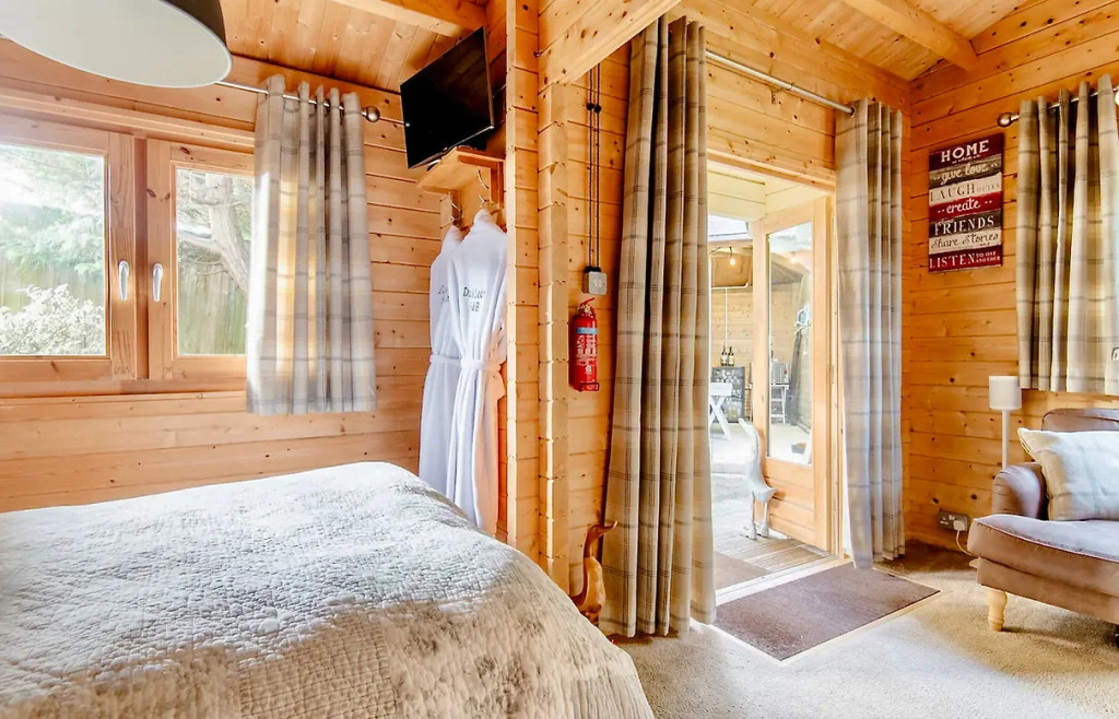 Duck Lodge B&B with Hot Tub