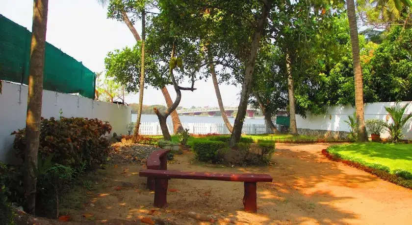 Carl-Dale Backwaters Vacation Home