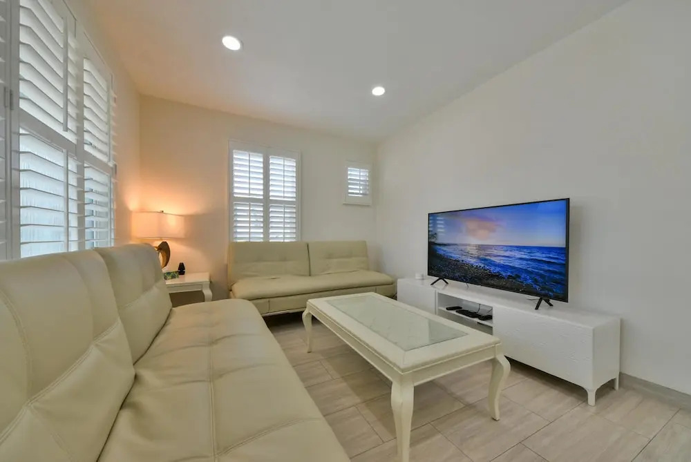 Stylish Modern Home by Disneyland & Downtown