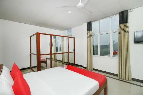 OYO 361 Grand Rovinka Hotel