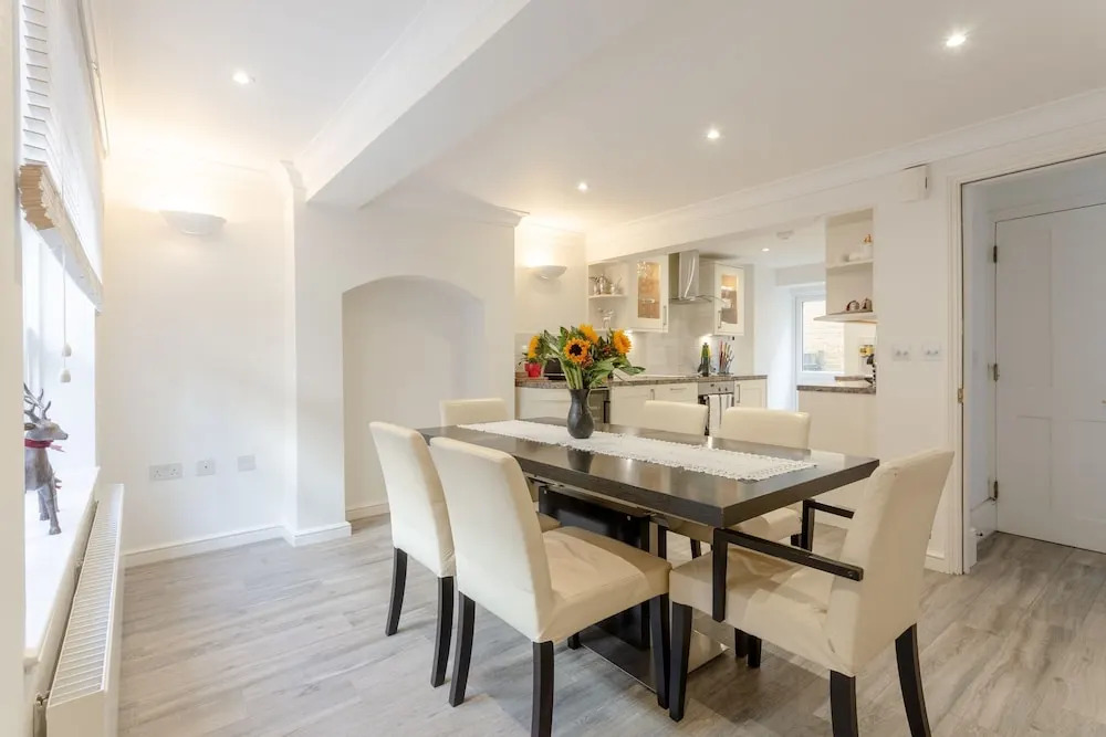 Lovely 4 Bedroom, 3 Storey East London House With Garden
