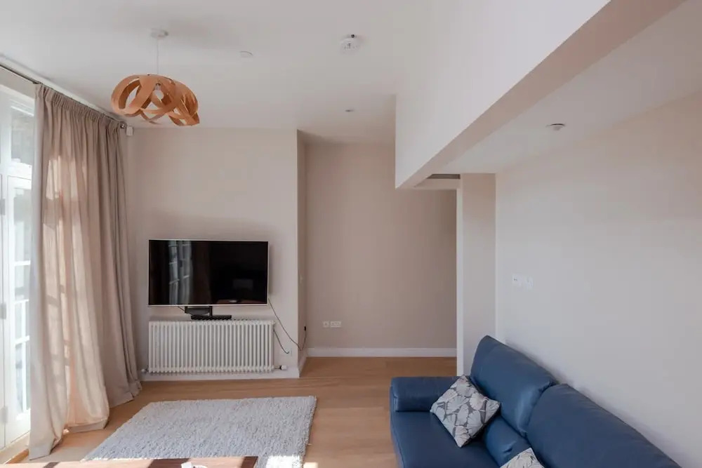 Large riverside 4BR apartment near Canary Wharf