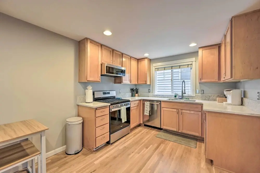 Pet-friendly Seattle Townhome < 1 Mile to Lake!