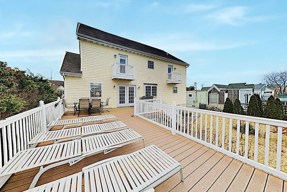 New Listing! Canalfront All-suite: Steps To Beach 5 Bedroom Home