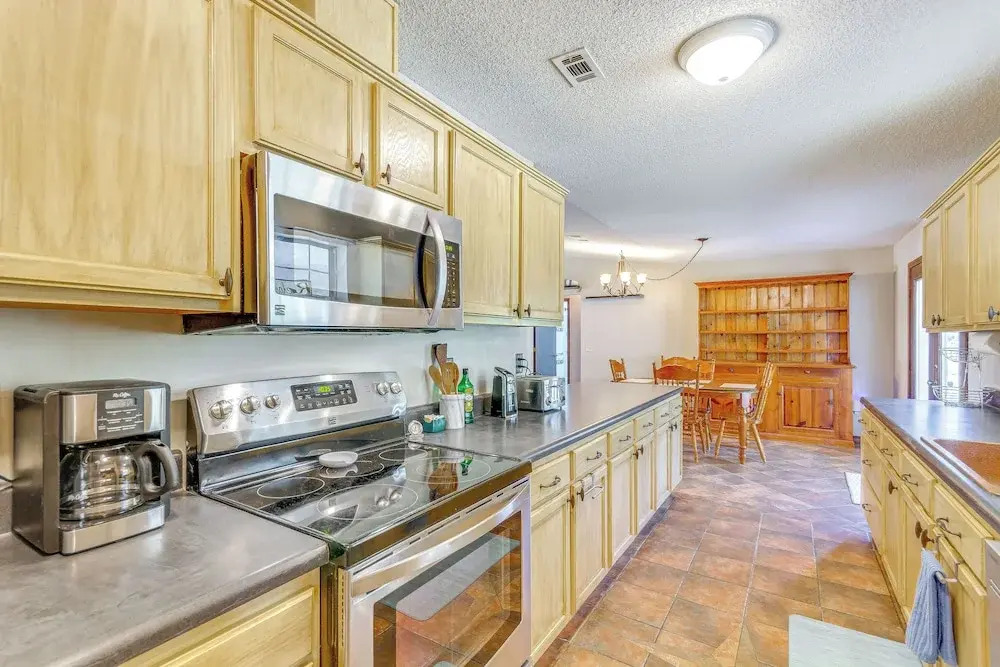 5 Mi to Navarre Beach: Home w/ Game Room & Yard