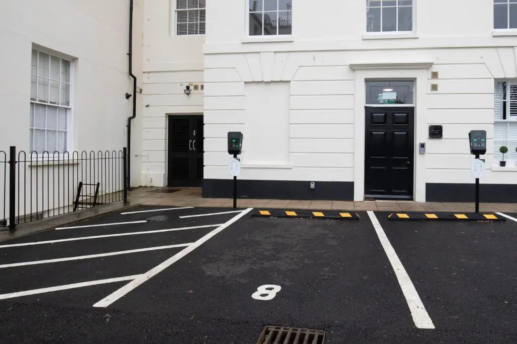 Elliot Oliver - Luxury 2 Bedroom Regency Apartment With Parking & EV Charger