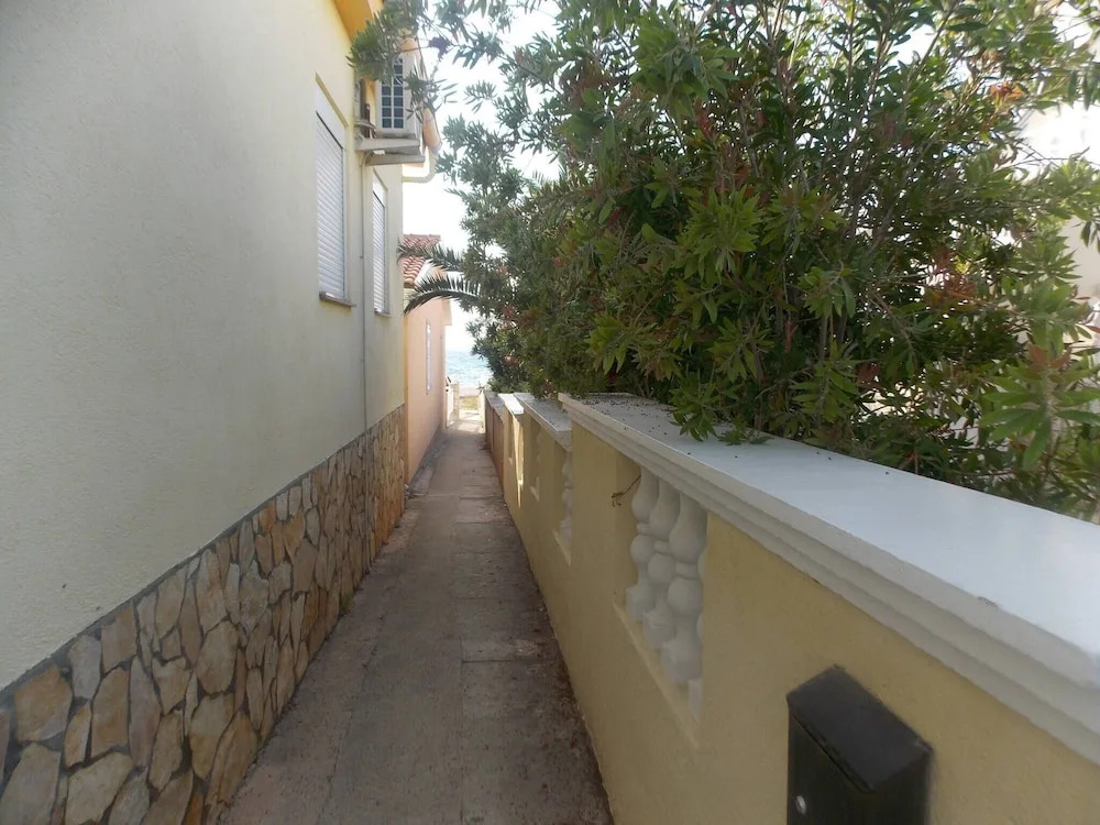 Apt Brana, 30 M From The Sea, Vir Island