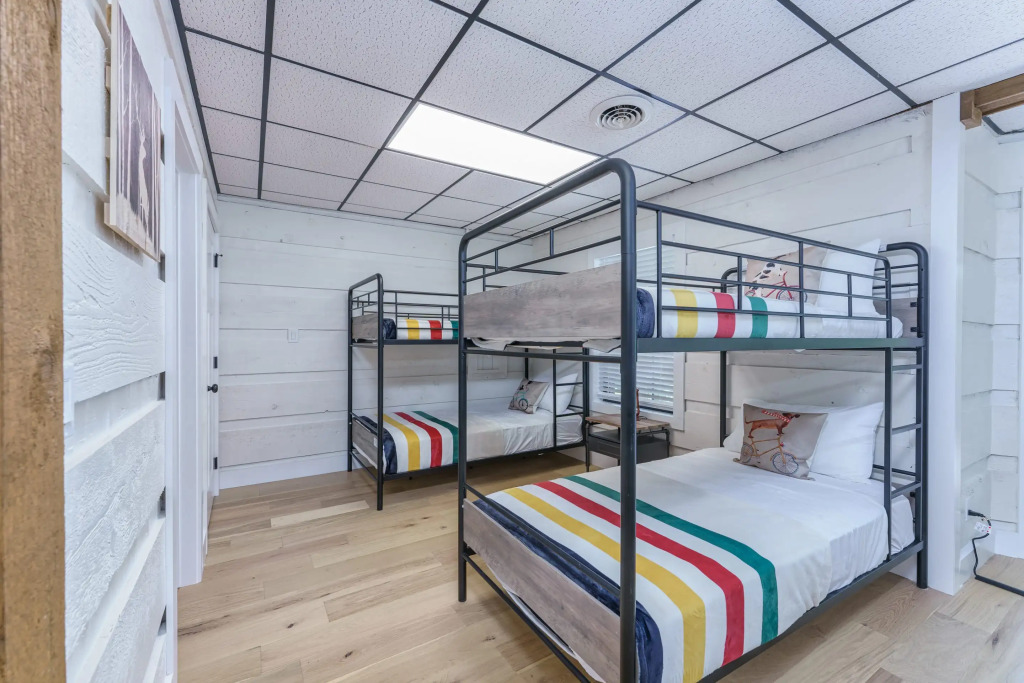 Grand Ole Mountain House: Hot Tub, Air Hockey, Arcade, Fire Pit, Nintendo Game Console