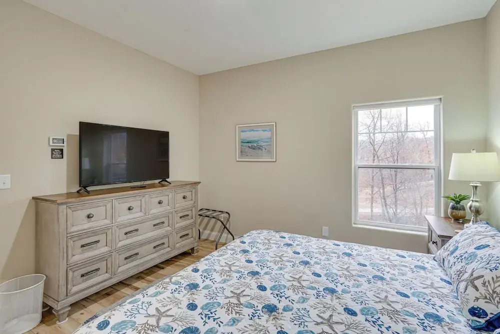 Lake Ozark Apartment w/ Balcony < 1 Mi to Water!