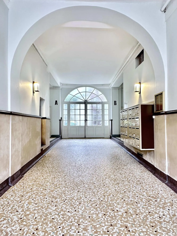 1612 B - Best deal in Pigalle