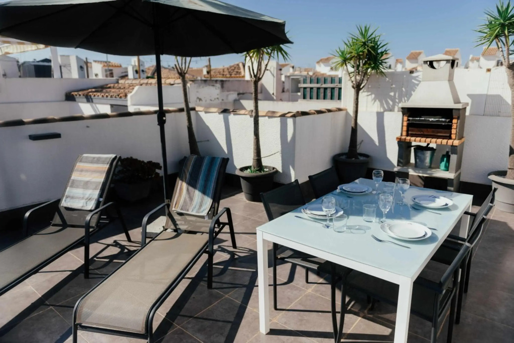 Stunning 2 bedroom apartment with Pool View