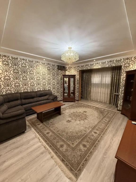 Royal Rentals (Роял Ренталс) на улице Садика Азимова 63