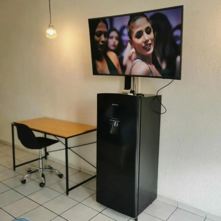 Lovely studio apartment with balcony AC & wi-fi, minutes from downtown!