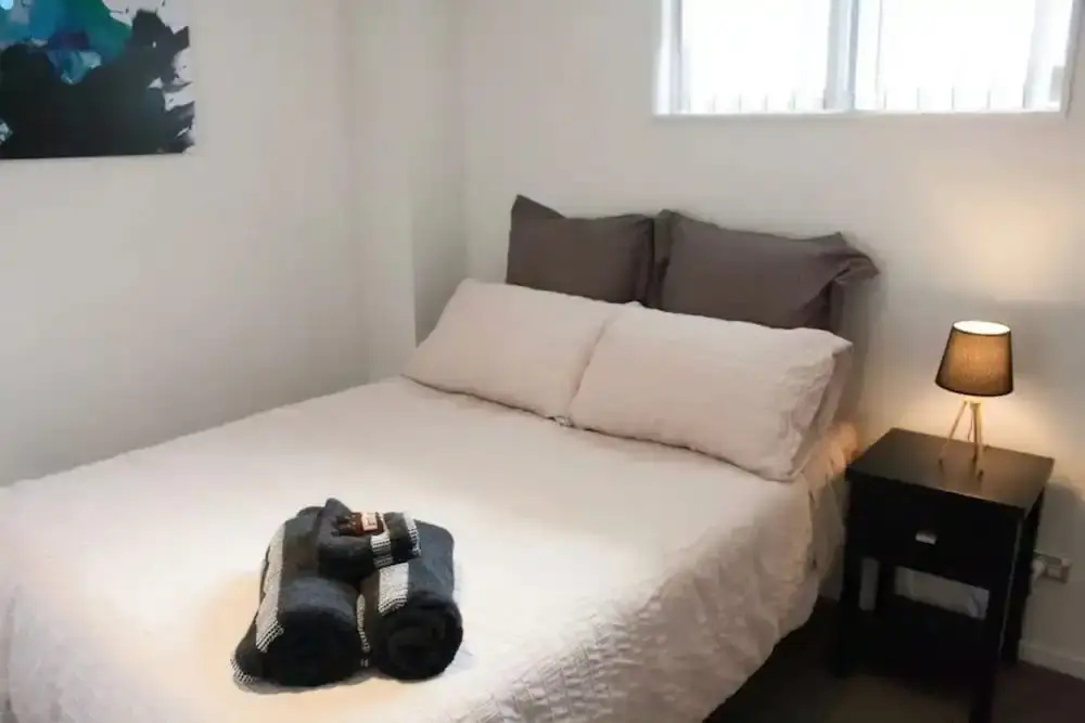 2 Bedroom Auckland Apartment With City Views