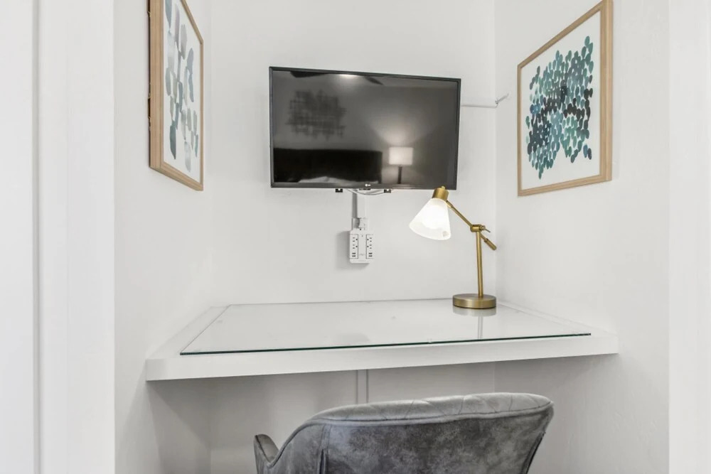 Designer Condo on River - Steps to Aspen Center
