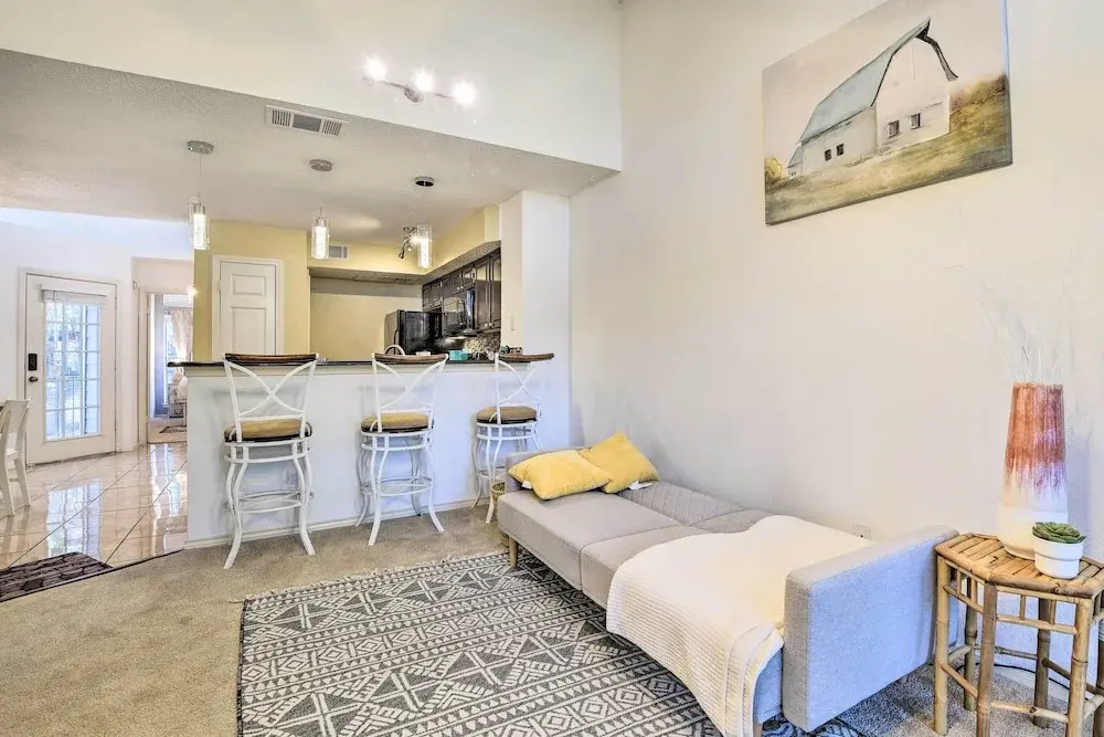 Cozy Irving Condo 15 Mi to Downtown Dallas!