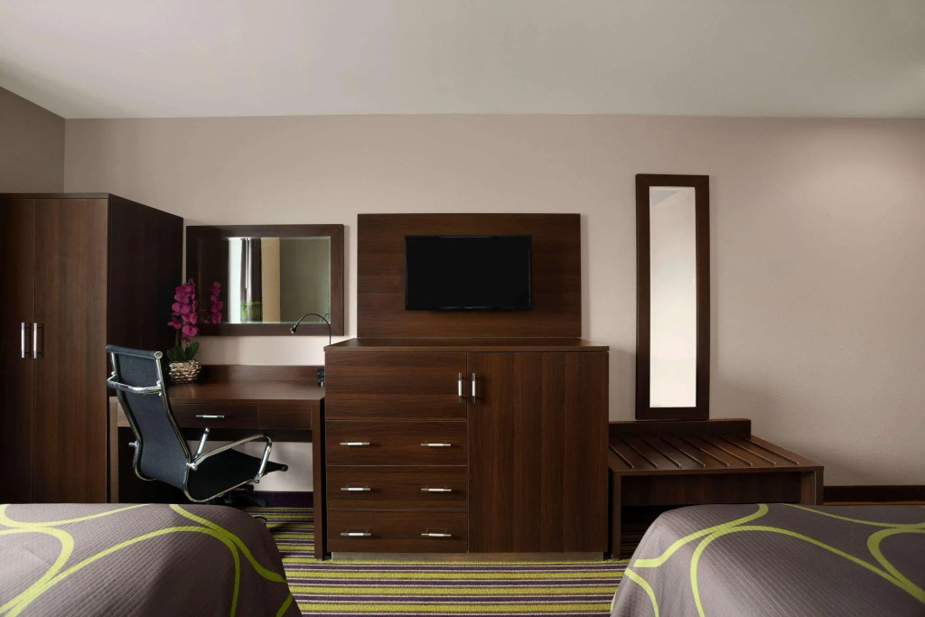 Super 8 By Wyndham Bronx