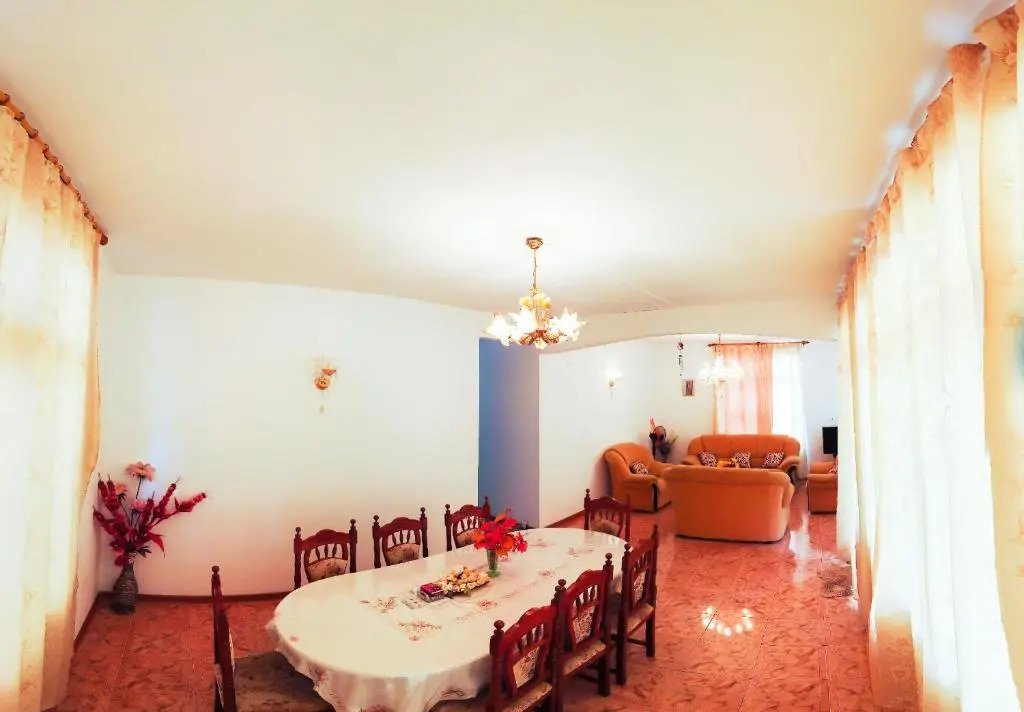 La Caverna House