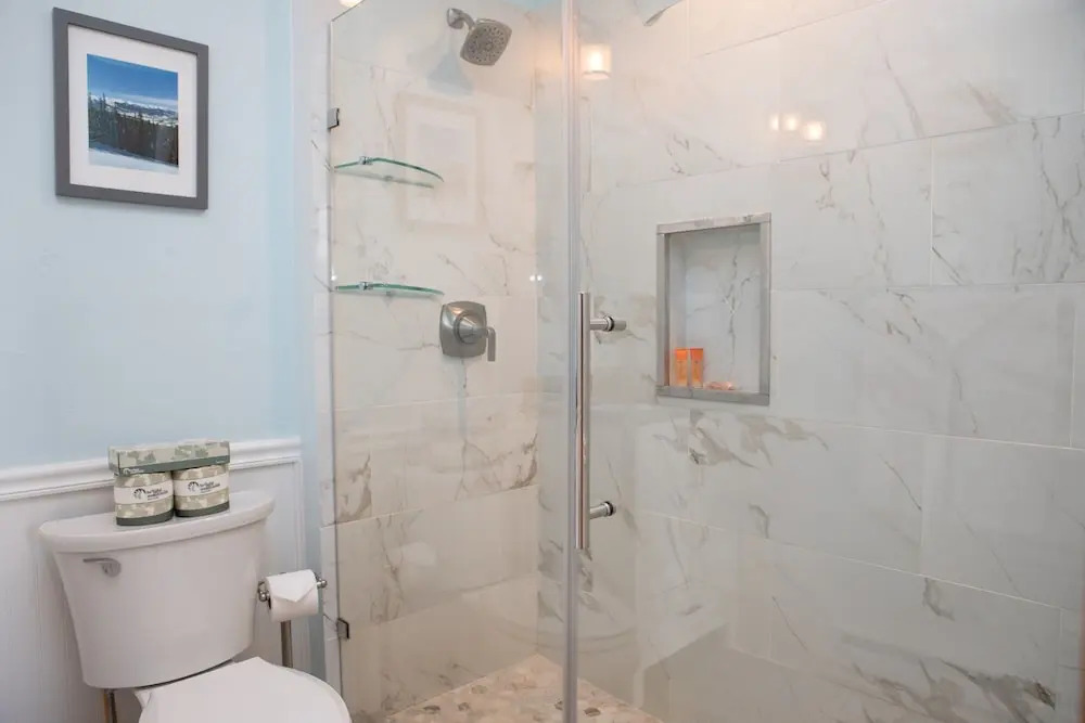 2800 Slopeside 2 Bedroom Condo by RedAwning