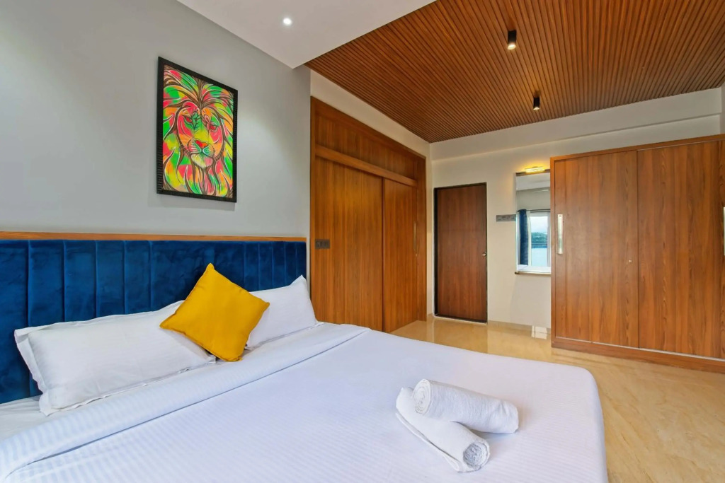 SaffronStays Riverdale, Mulshi - Lakefront villa with pool and mountain view