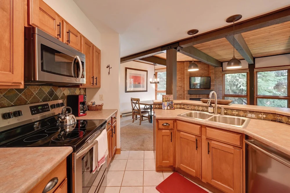 Upscale Condo w/ Balcony < 1/2 Mi to Ski Resort