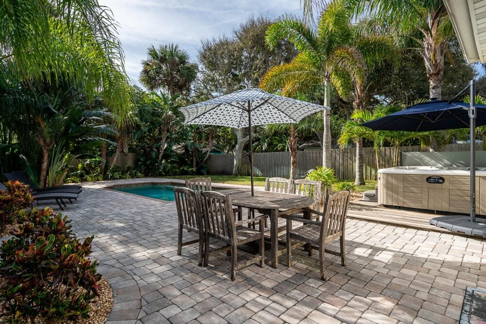 Turtle s Nest Pool Home Hot Tub Walking Distance to the Beach - 821 E 11th