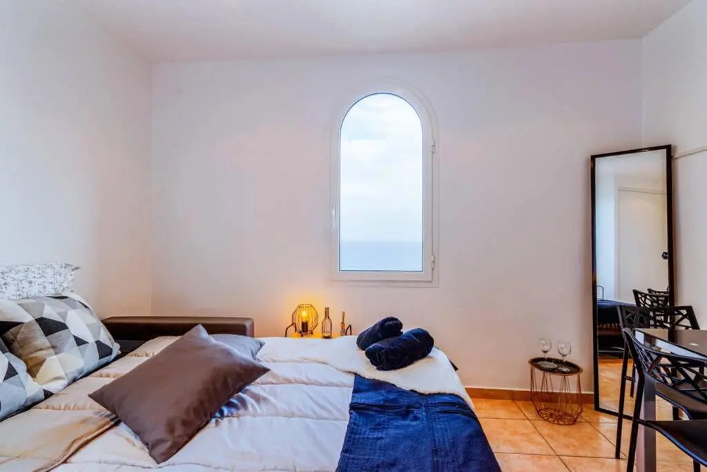 Brand New Studio, Sea View, AirCon, Wifi