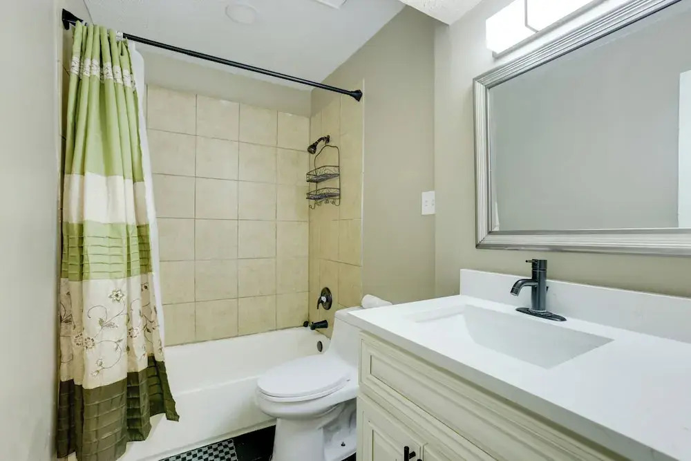 Near Airport & Interstate: Houston Area Townhome