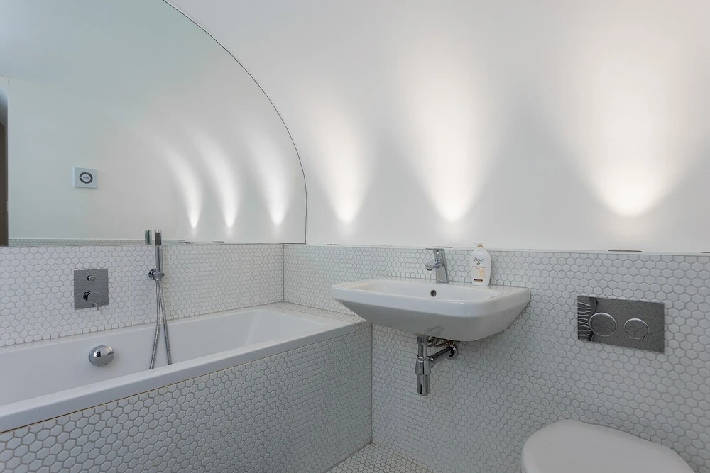 2 Bedroom House in Primrose Hill
