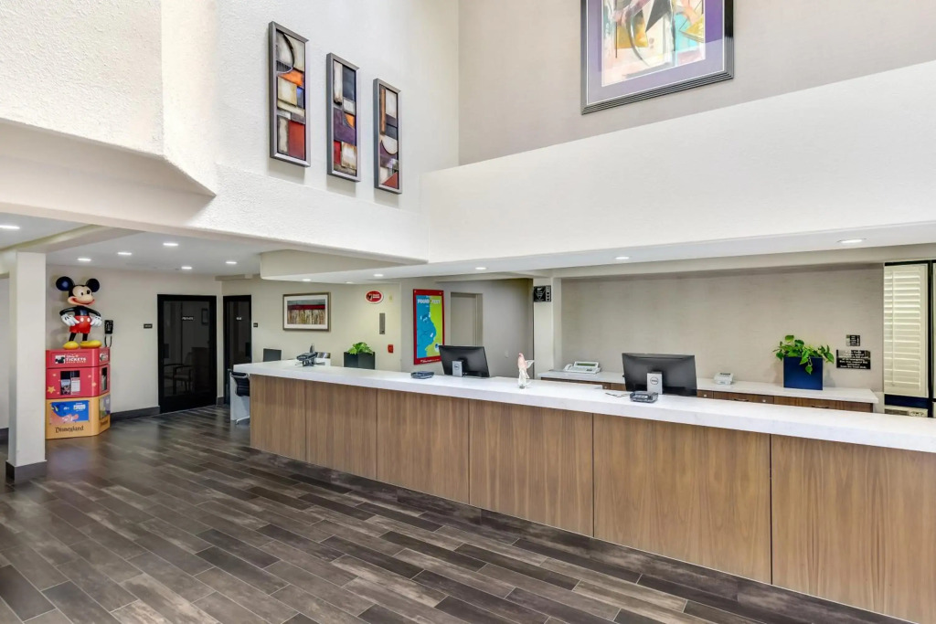 Anaheim Desert Inn & Suites