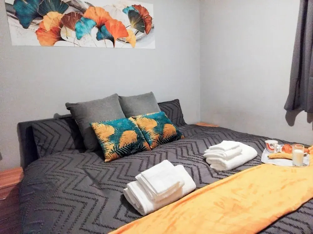 Corby - Sleeps 5 - Parking - Town Centre