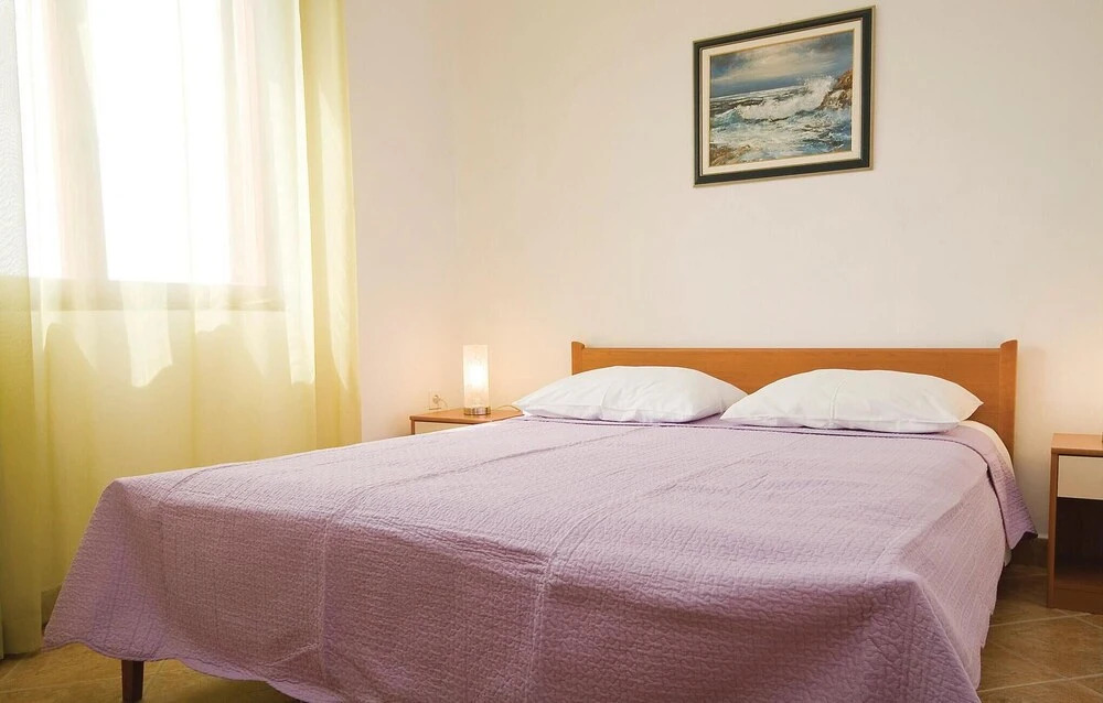 Beautiful Home in Nin With Wifi and 6 Bedrooms
