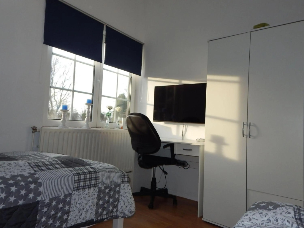 Traumhaftes-freistehendes-Ferienhaus-an-der-See-Strand-Yachthafen-W-Lan