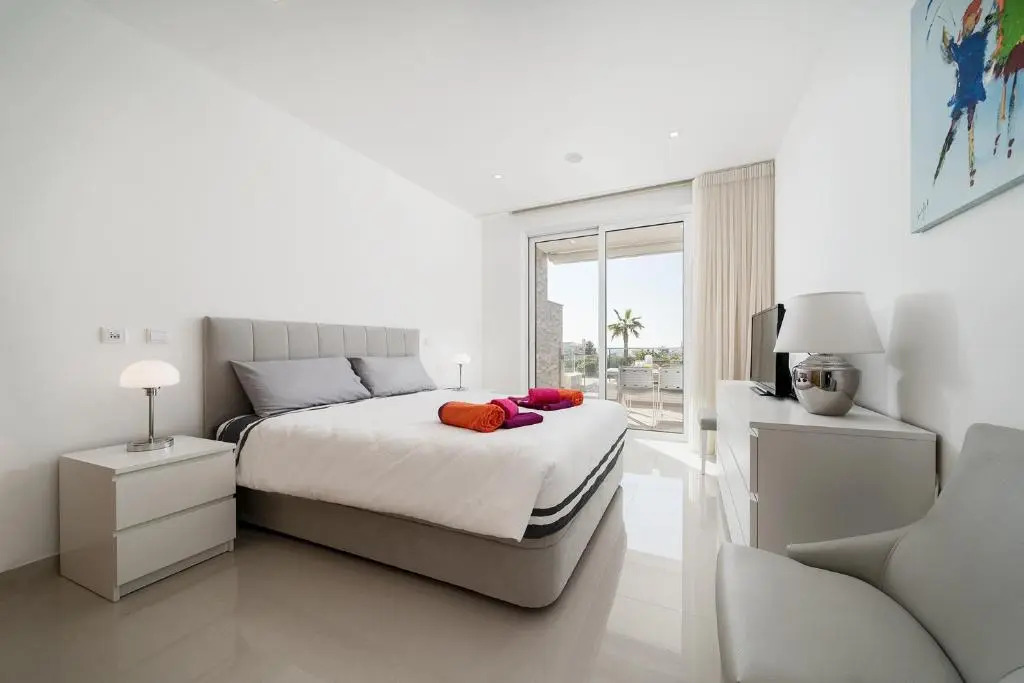 Luxury 2 Bed Apartment, Porto De Mos, 550m from Beach