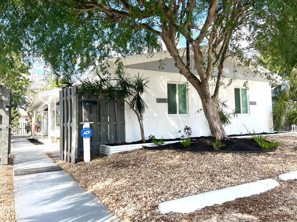 Tropical 2-Bedroom Apartment in Key West-like Home