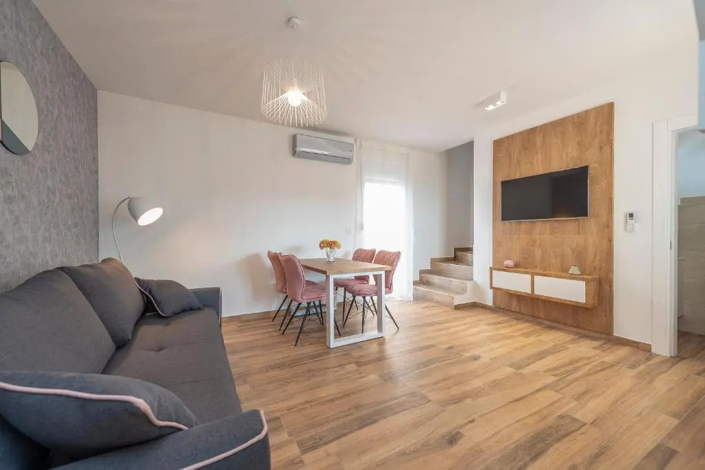 LUXURY APARTMENTS - LA VIR 5& 6