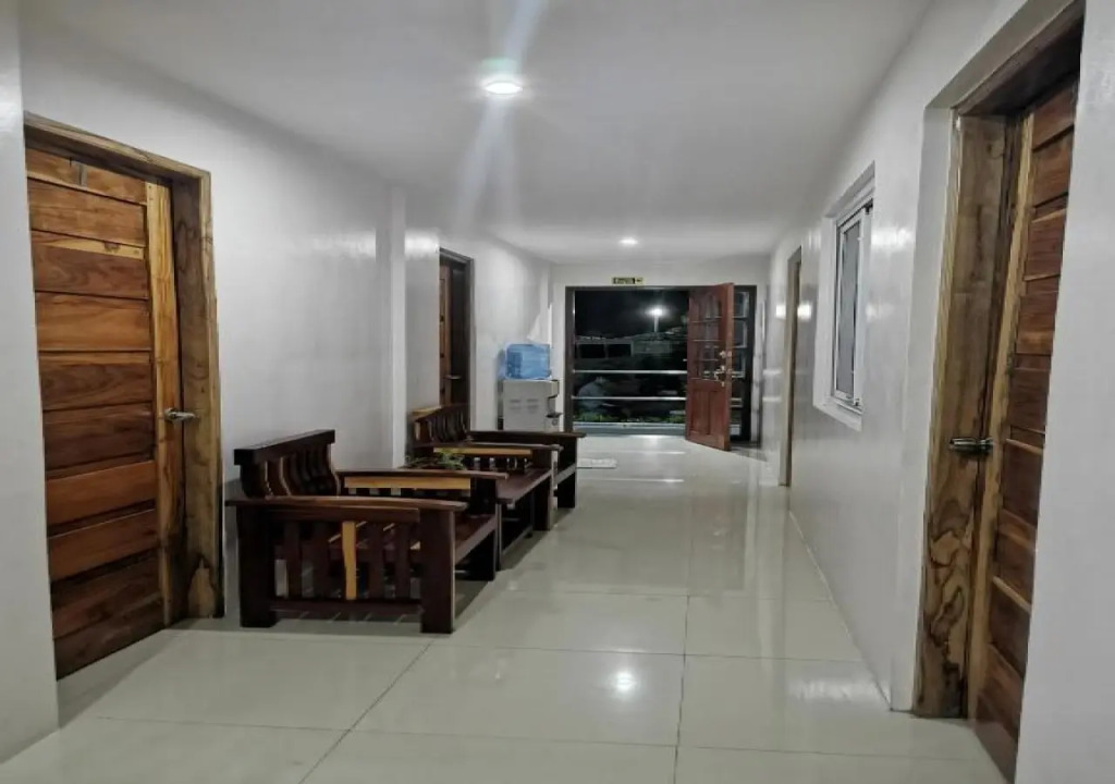 RedDoorz Plus @ Jollydays Hotel Nueva Ecija