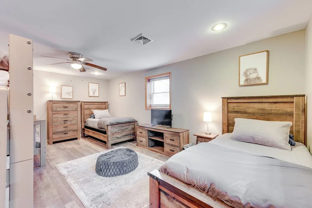 Pocono Lake House Hideaway: Hot Tub & Theater Room