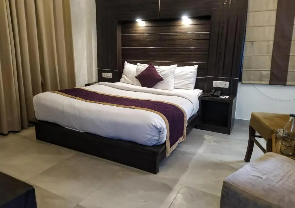 Hotel Holiday Highlights by Howard