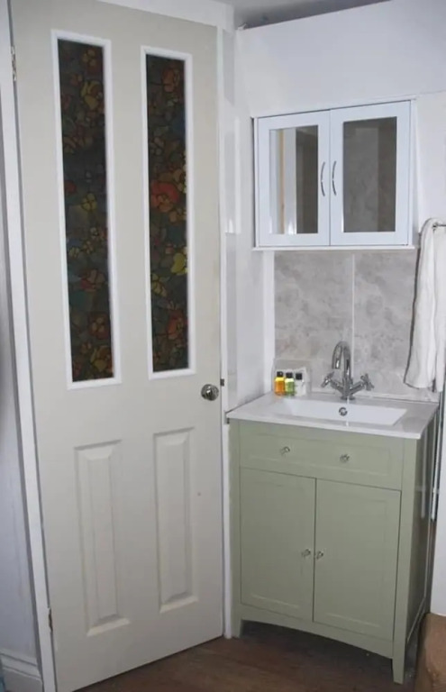 3 Bedroom House Near Town & Beaches. Quiet Street