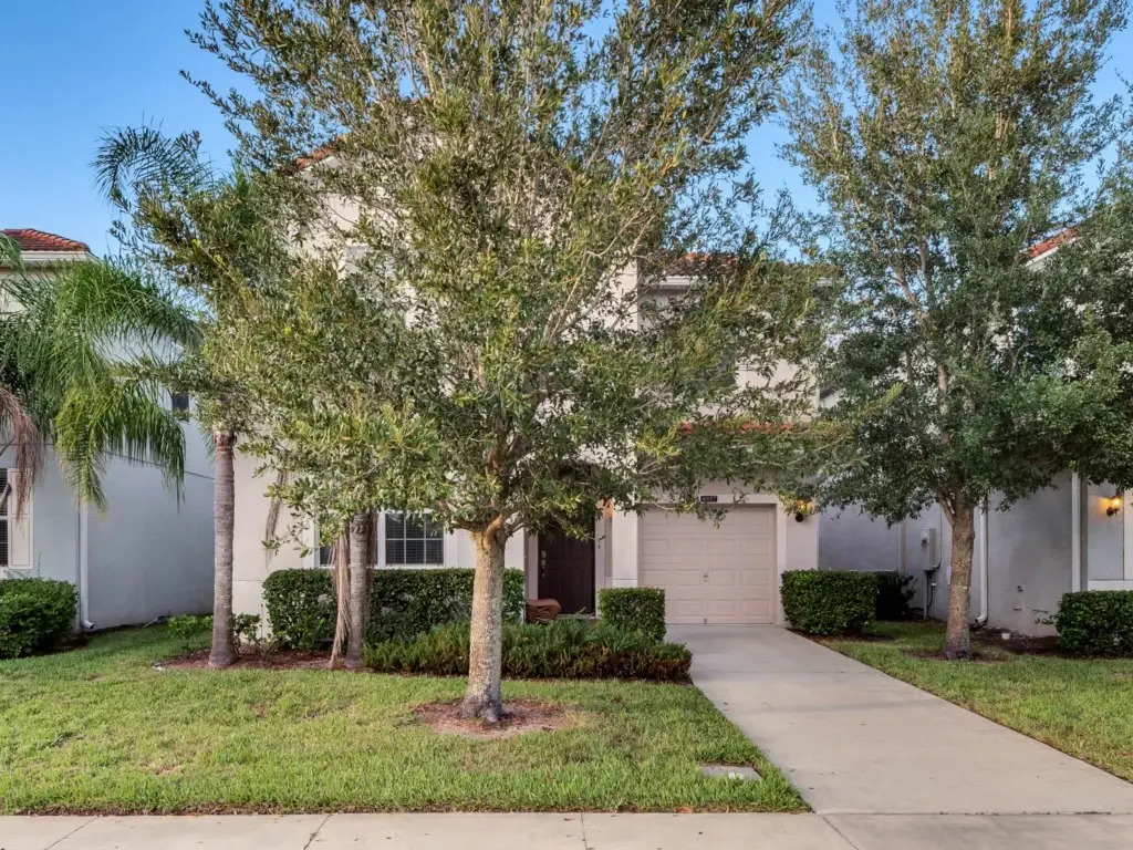 6 Bedrooms 5 Bathrooms Paradise Palms 8937 Cp