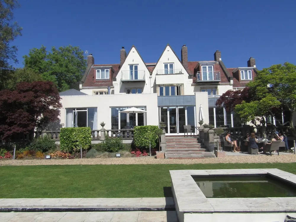 Holm House - Stylish Coastal Suites - HEDD Spa - Silures Bar & Restaurant